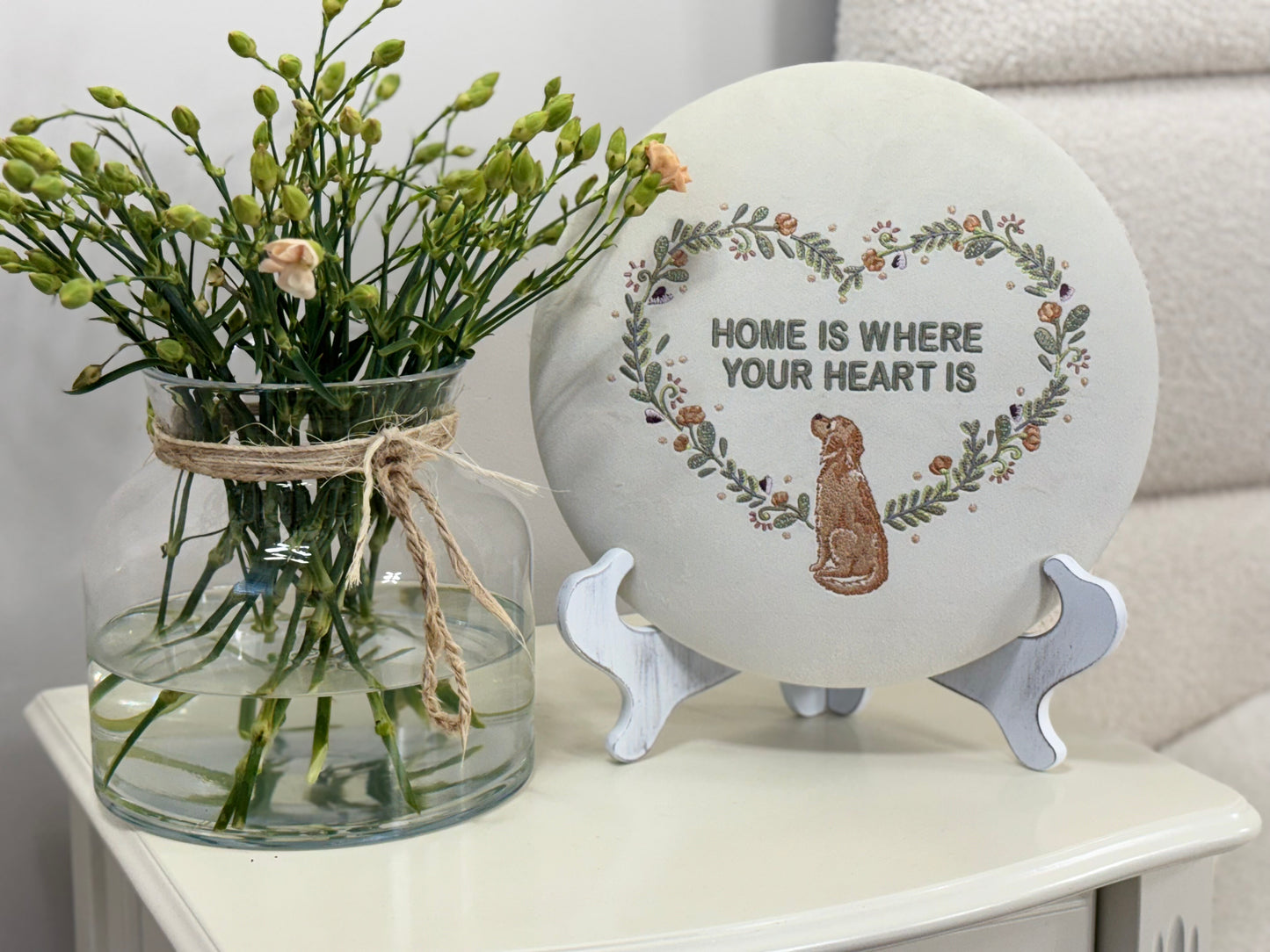 Luxurious Round Embroidered Velour Wall Hanging for Interior Decor - "Home is where your heart is" Retriever Decoration, Gift with dog decor