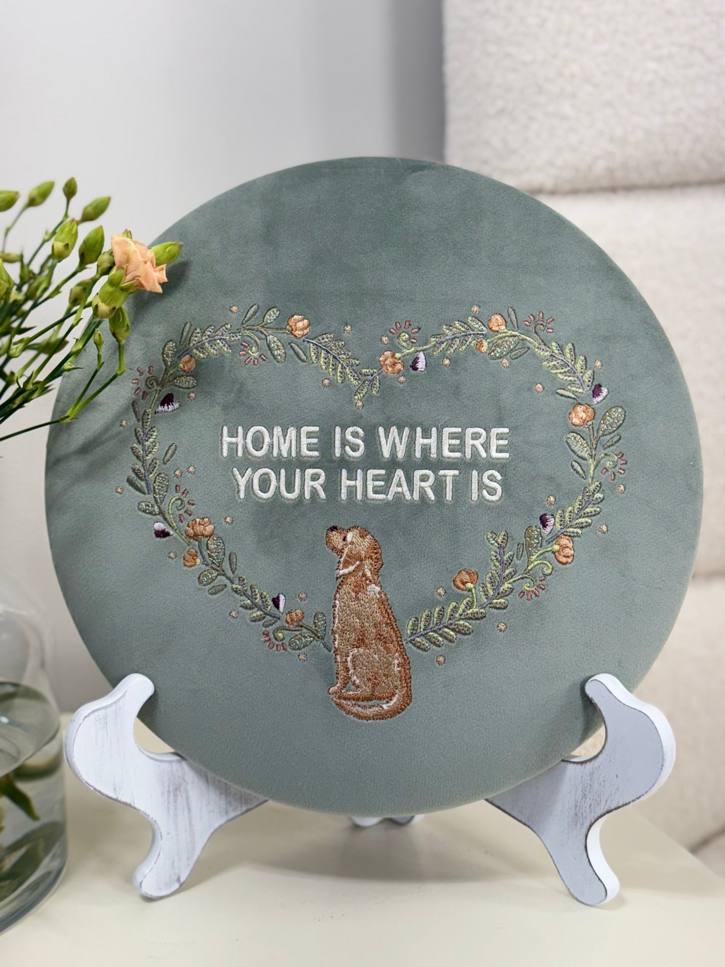 Luxurious Round Embroidered Velour Wall Hanging for Interior Decor - "Home is where your heart is" Retriever Decoration, Gift with dog decor