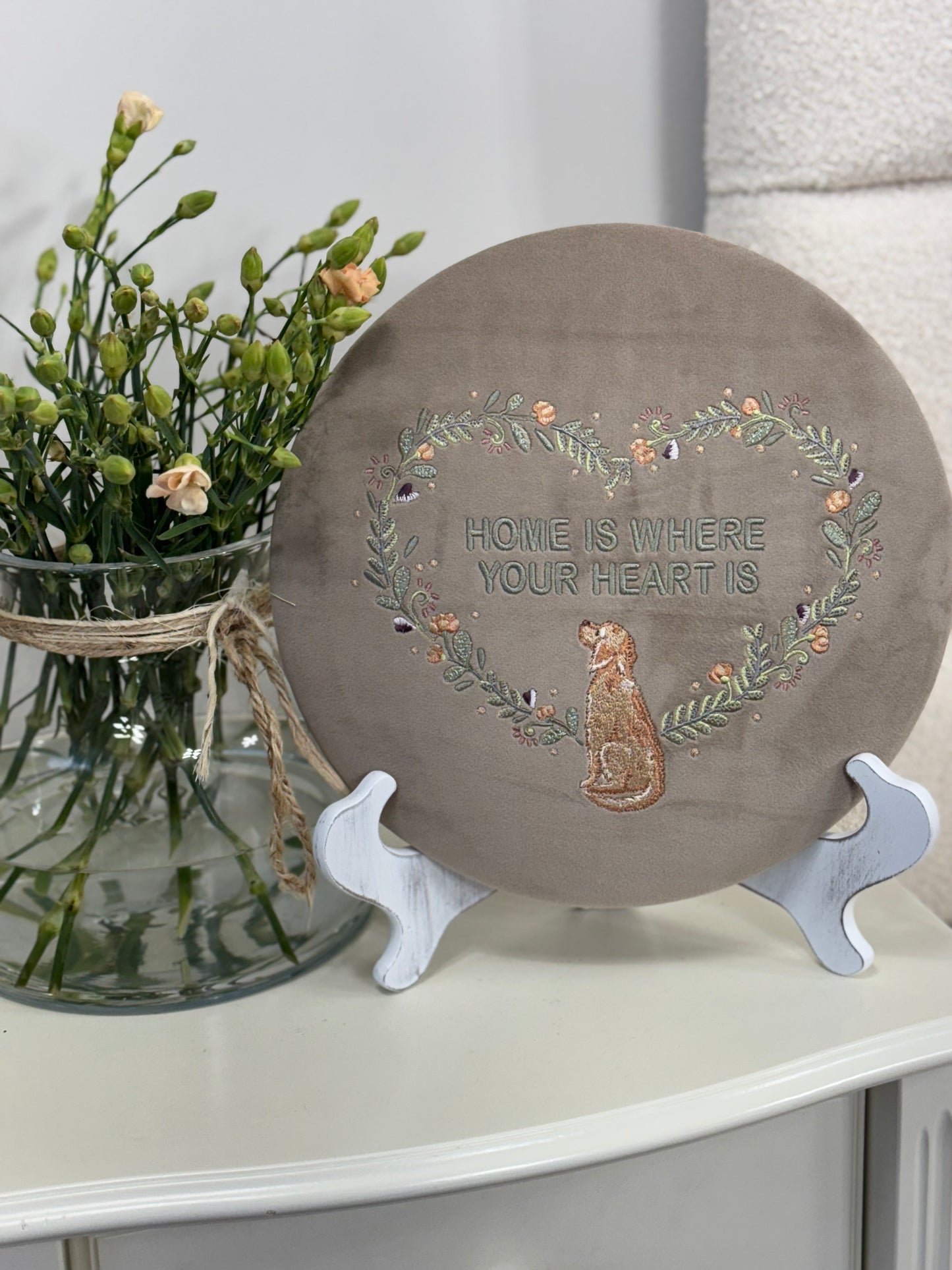 Luxurious Round Embroidered Velour Wall Hanging for Interior Decor - "Home is where your heart is" Retriever Decoration, Gift with dog decor