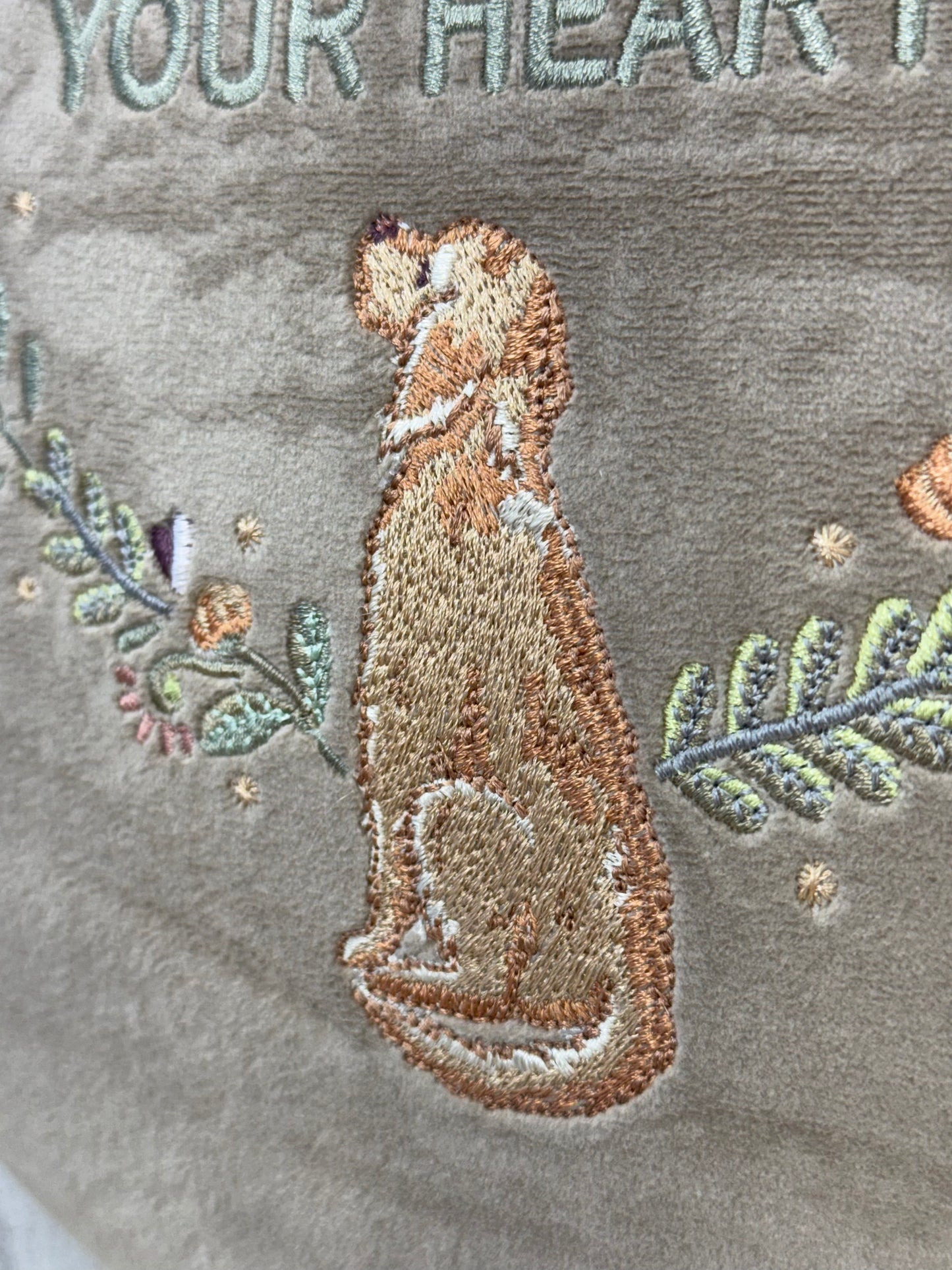 Luxurious Round Embroidered Velour Wall Hanging for Interior Decor - "Home is where your heart is" Retriever Decoration, Gift with dog decor