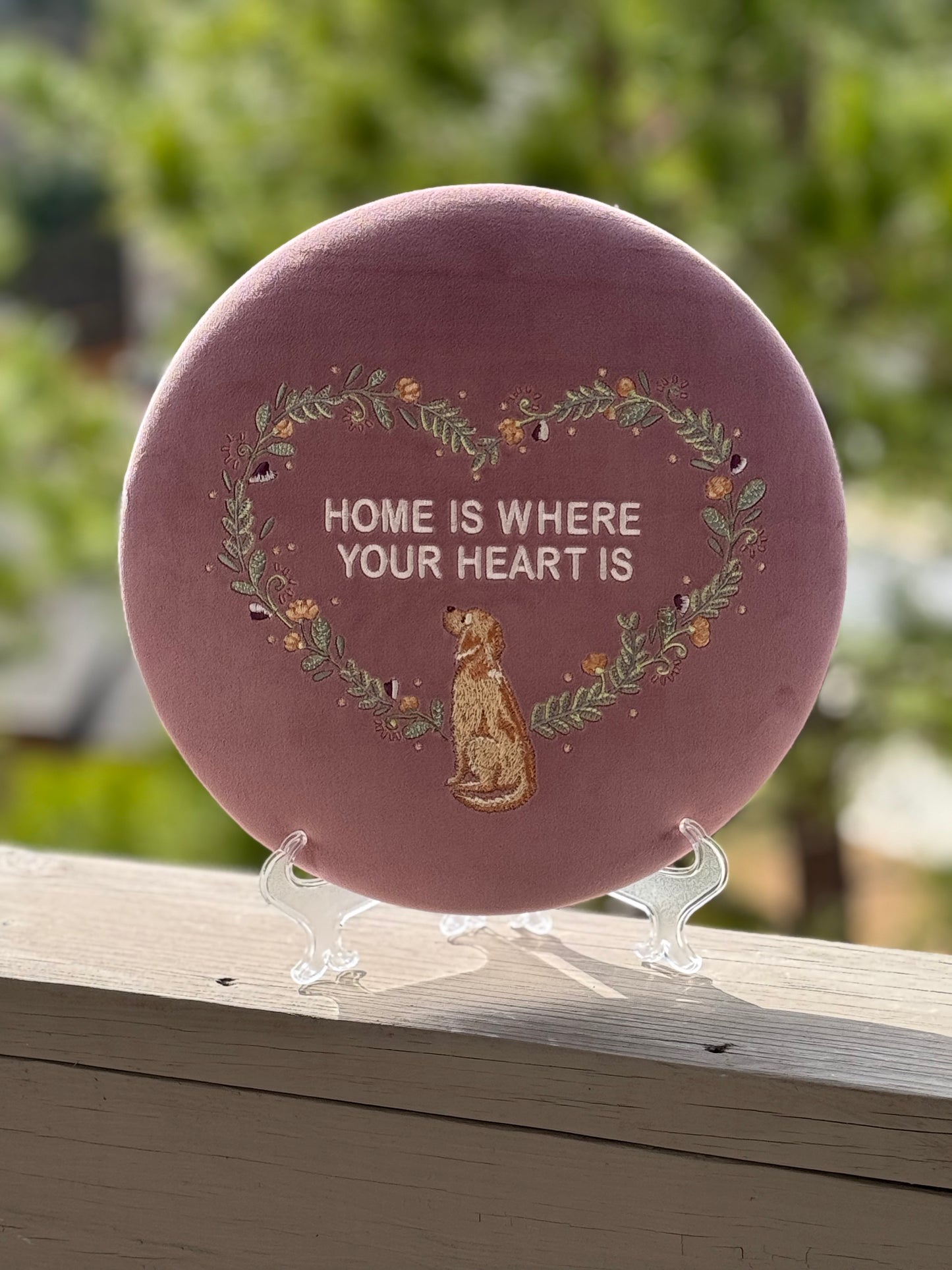 Luxurious Round Embroidered Velour Wall Hanging for Interior Decor - "Home is where your heart is" Retriever Decoration, Gift with dog decor