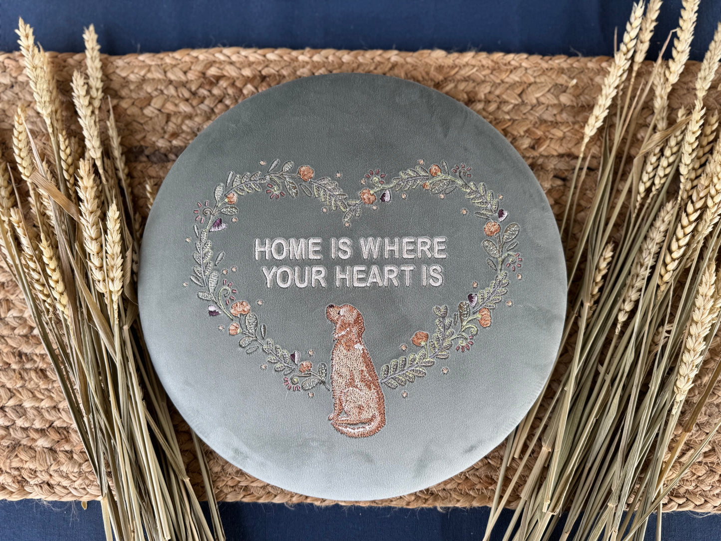 Luxurious Round Embroidered Velour Wall Hanging for Interior Decor - "Home is where your heart is" Retriever Decoration, Gift with dog decor