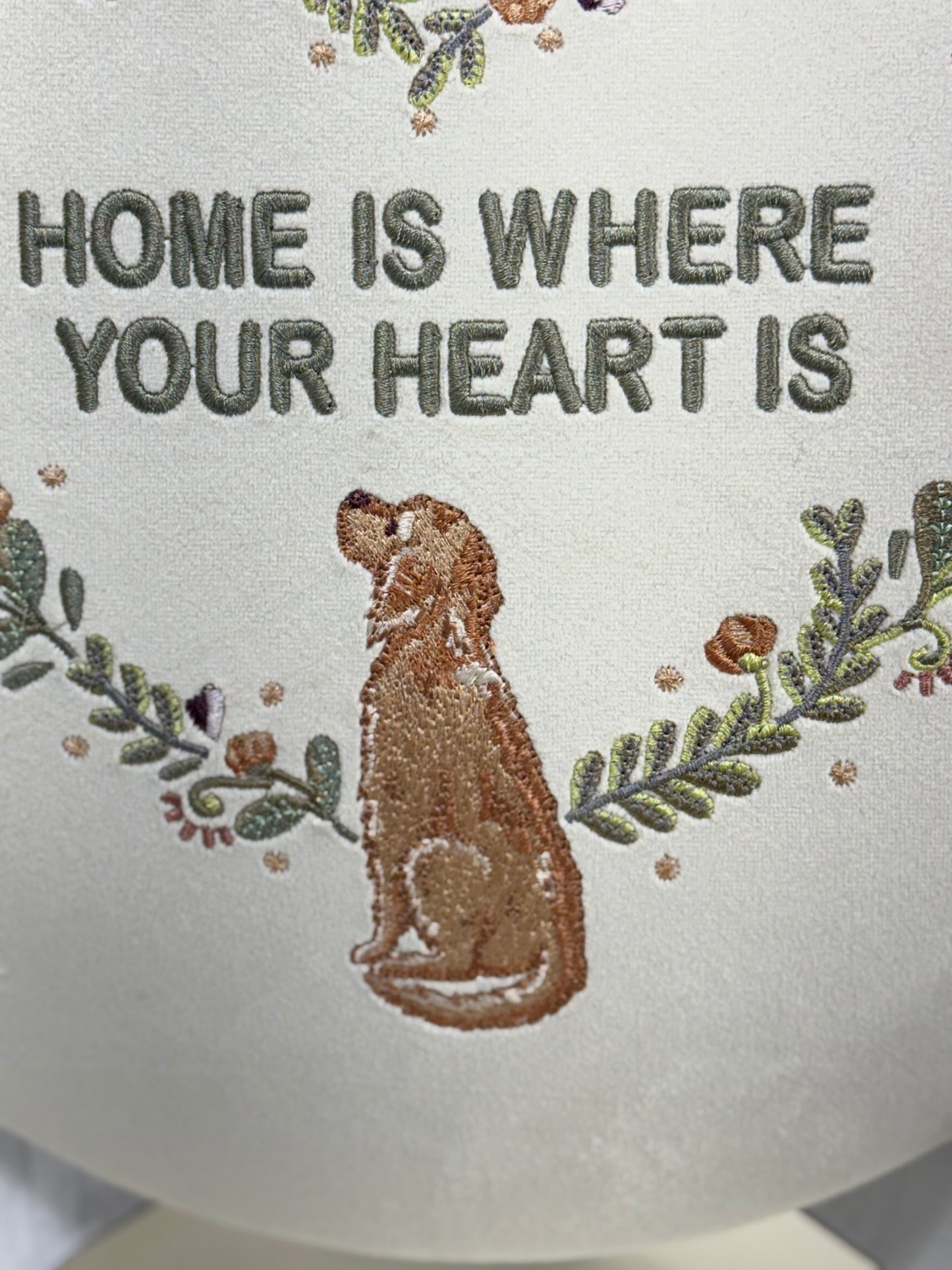 Luxurious Round Embroidered Velour Wall Hanging for Interior Decor - "Home is where your heart is" Retriever Decoration, Gift with dog decor