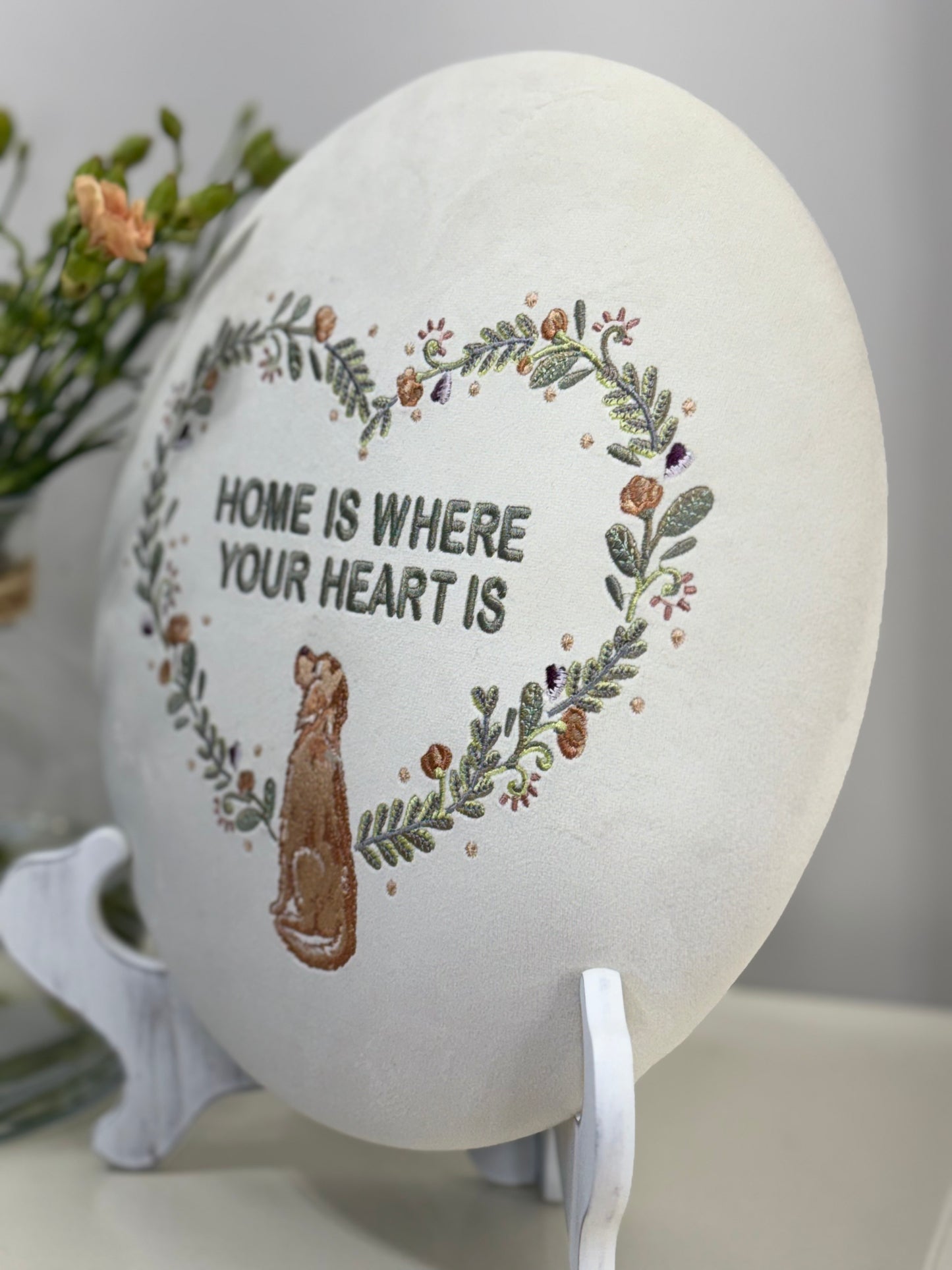 Luxurious Round Embroidered Velour Wall Hanging for Interior Decor - "Home is where your heart is" Retriever Decoration, Gift with dog decor