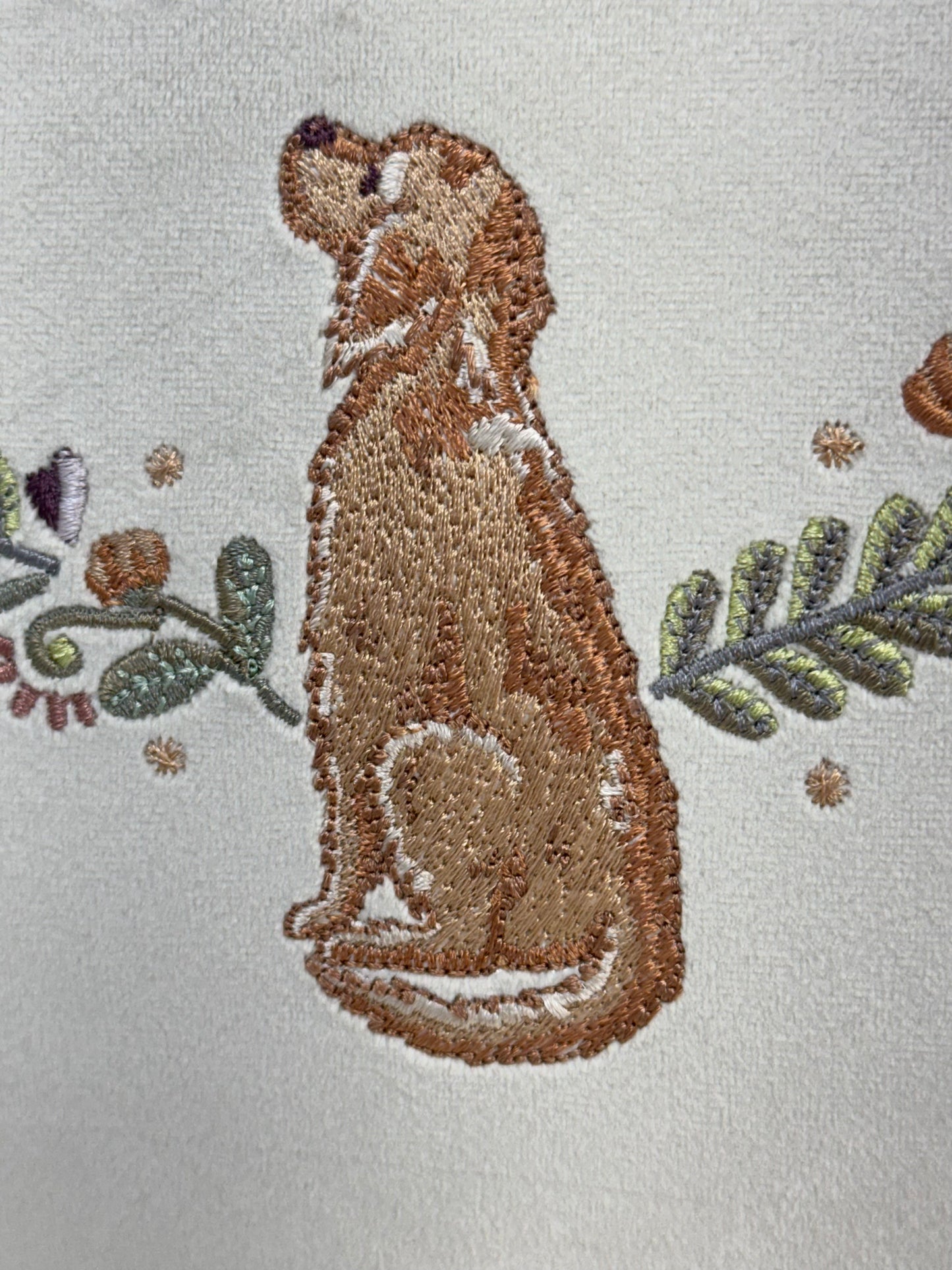 Luxurious Round Embroidered Velour Wall Hanging for Interior Decor - "Home is where your heart is" Retriever Decoration, Gift with dog decor