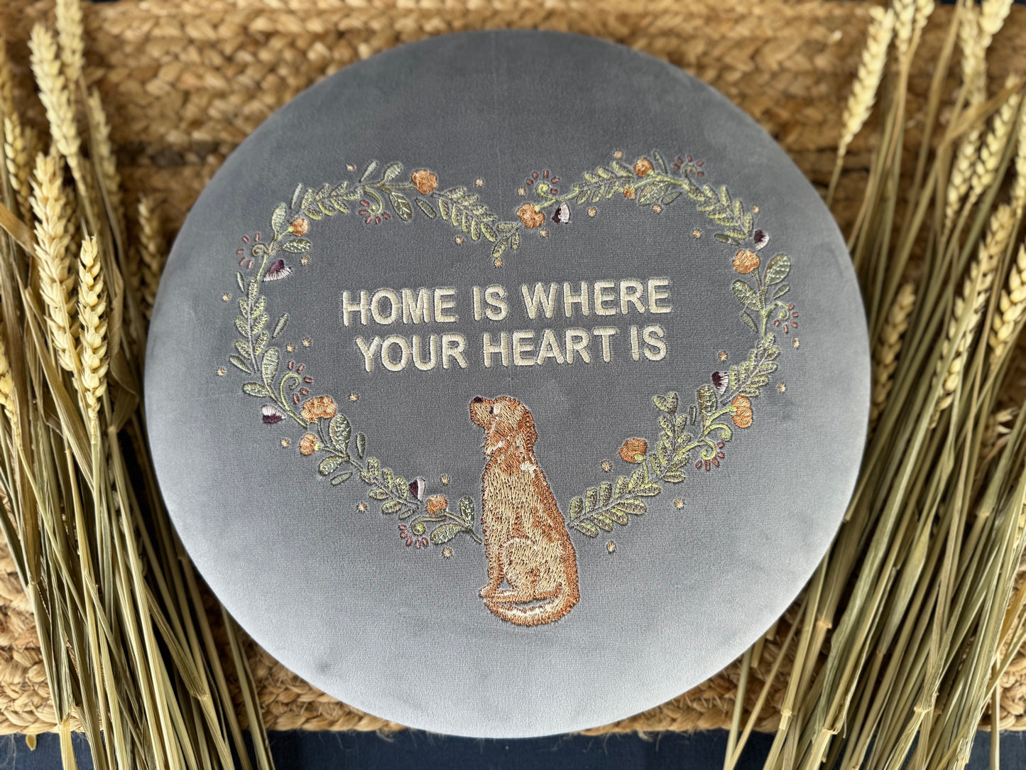Luxurious Round Embroidered Velour Wall Hanging for Interior Decor - "Home is where your heart is" Retriever Decoration, Gift with dog decor